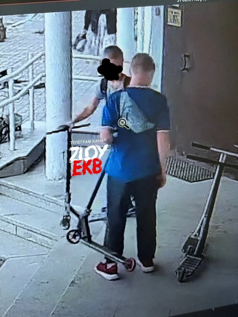 Украли два самоката около метро динамо.