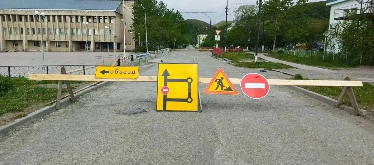 В 2026 году в Палане отремонтируют участок дороги на пересечении улиц Поротова и Ленина. 

Ремонт зн