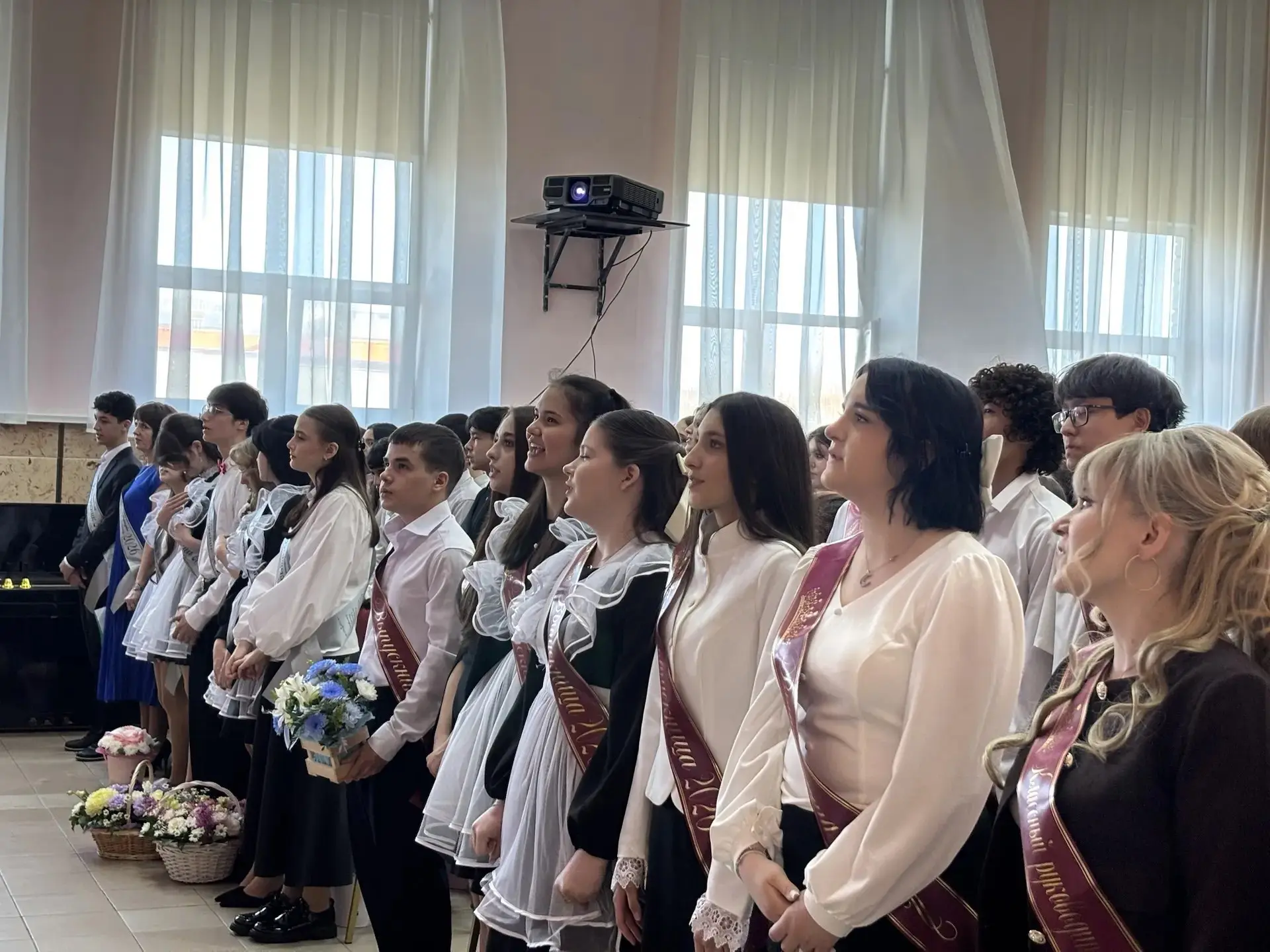 ПОСЛЕДНИЙ ЗВОНОК ДЛЯ 9 КЛАССОВ: ВАЖНЫЙ ШАГ ВО ВЗРОСЛУЮ ЖИЗНЬ 🎓🔔    26 мая в нашей школе прозвенел по
