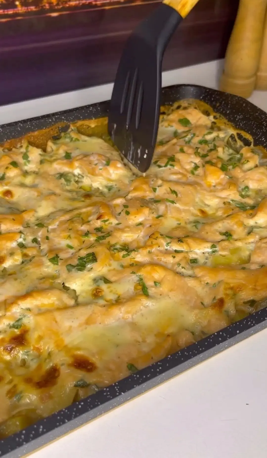 ​Сочная картофельная запеканка с кусочками благородной сёмги, плавленым сыром и ароматн...
