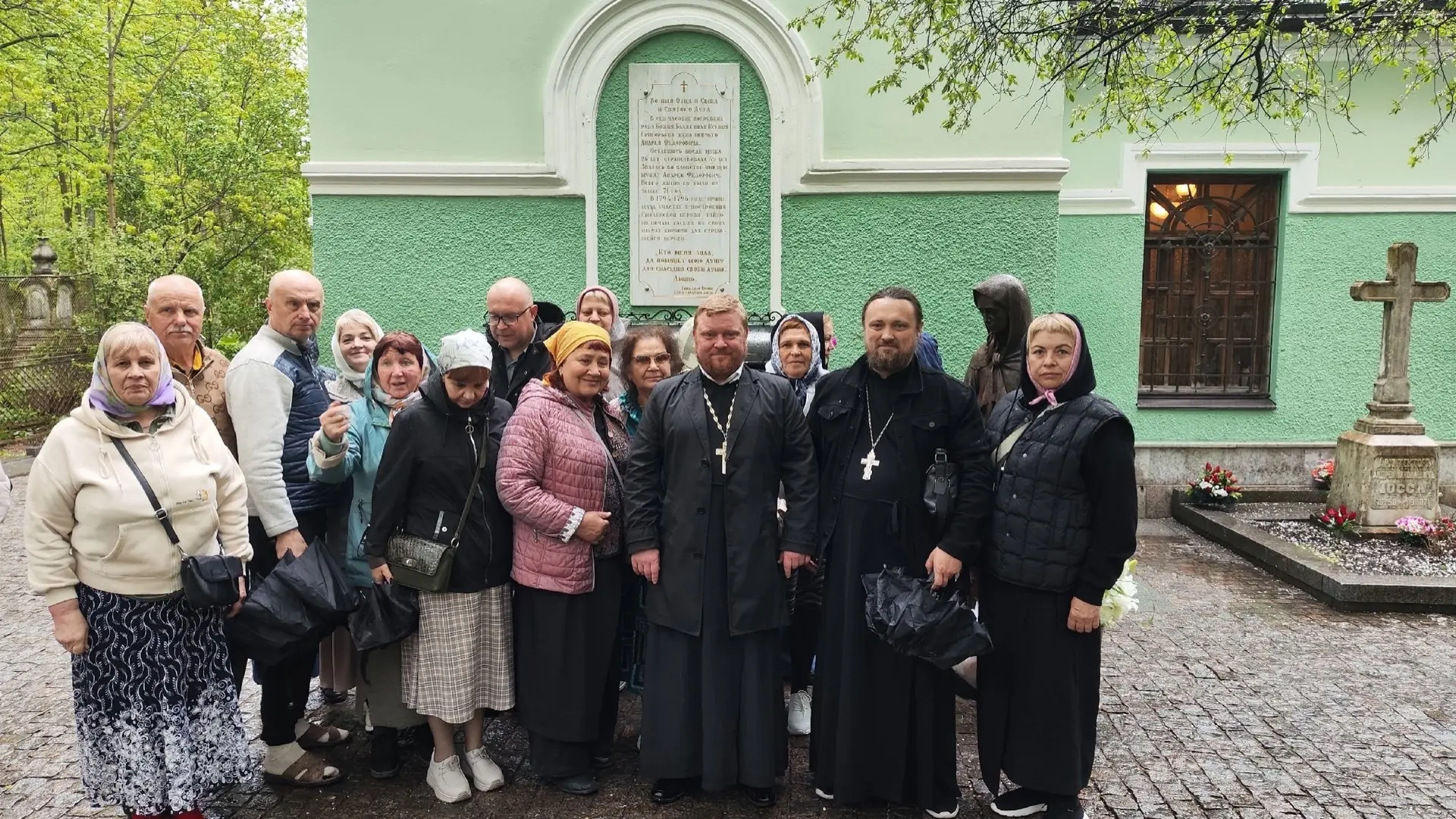 🕊️ ХРУСТАЛЬНАЯ ИСТОРИЯ

В гости к святой Ксении Петербургской приехали паломники из далекого Дятько