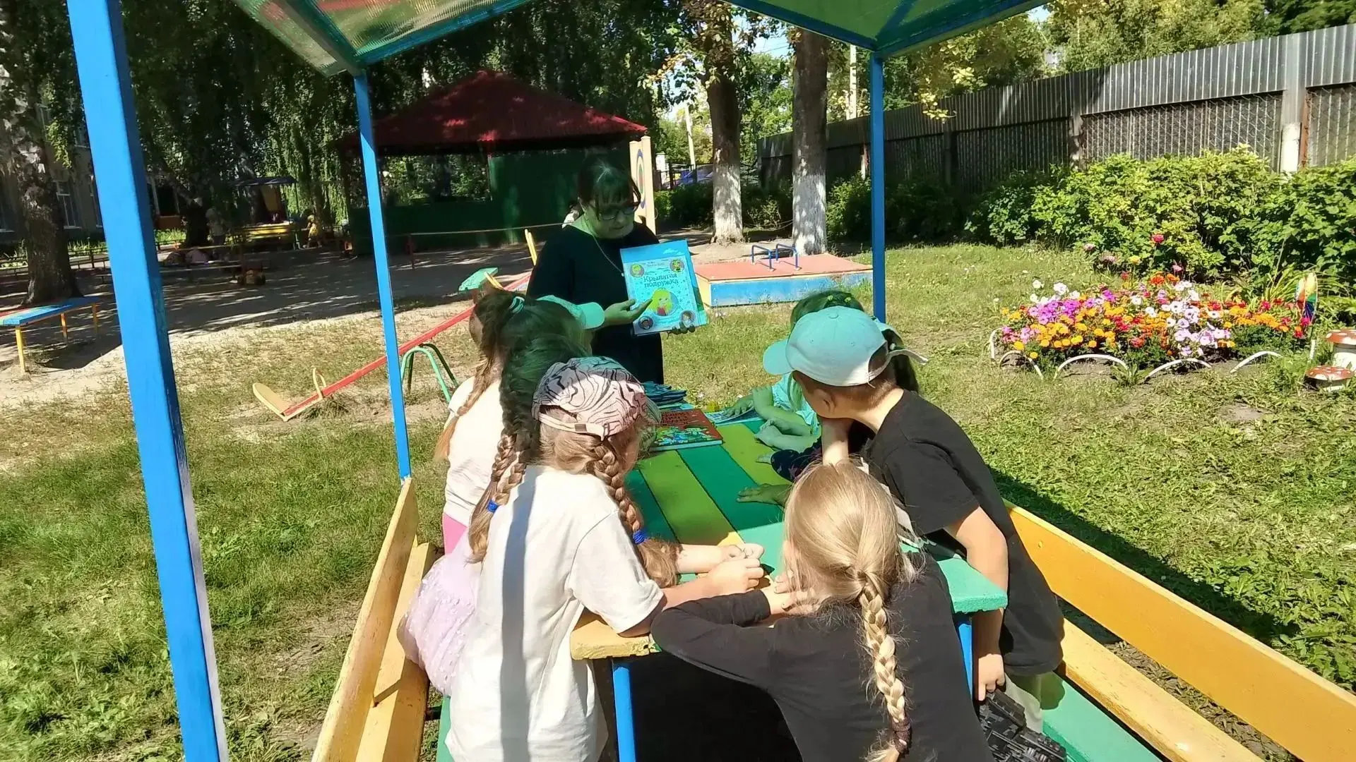 ☀️ Юные читатели — воспитанники детского сада — провели время с сотрудниками библиотеки...