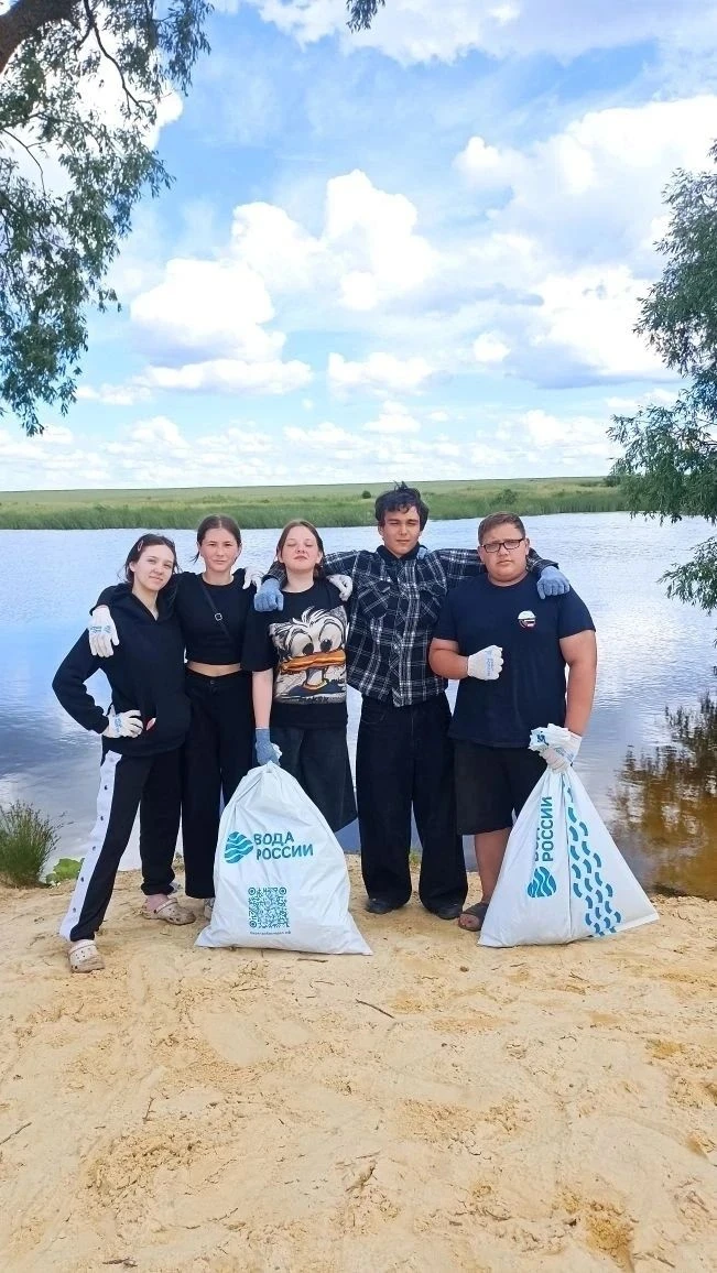 🔸️В селе Вешаловка прошла всероссийская акция «Вода России»!
 
Вооружившись перчатками и крепкими м