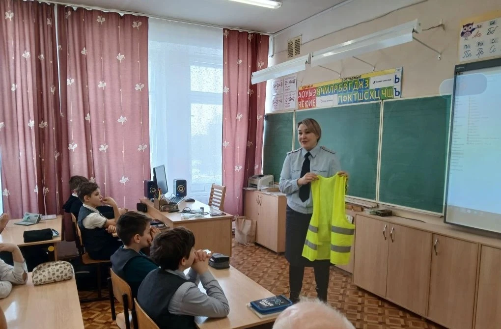 🚦 26 февраля в нашей школе прошла важная и познавательная встреча. Начальник отделения пропаганды бе
