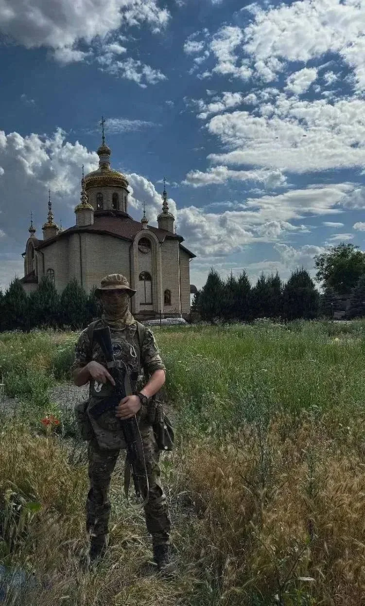 «Не выход оставаться в стороне»🙏

Жизнь так хрупка за ленточкой в огне, 
Никто не знает призрачного