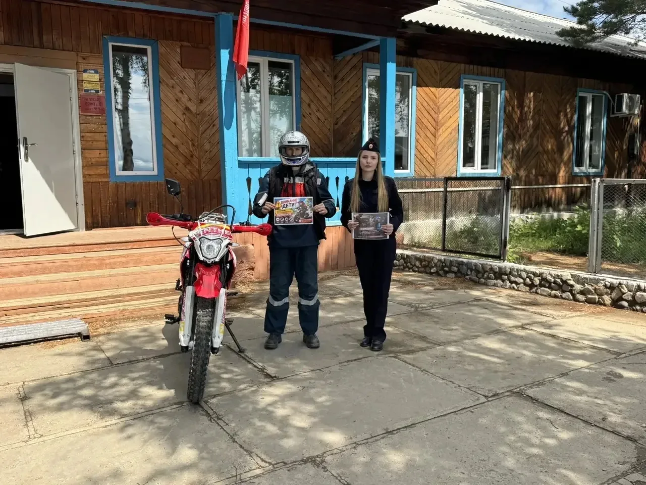 📣Провели 
профилактическую акцию 

«Вместе - за безопасность дорожного движения!»

сотрудники👮‍♀️ 