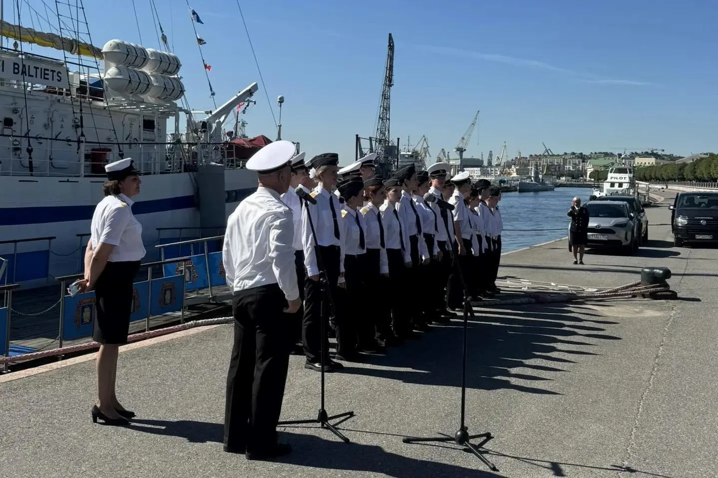 ⚓⛵На набережной Лейтенанта Шмидта состоялись торжественные проводы учебного парусного судна Морской 