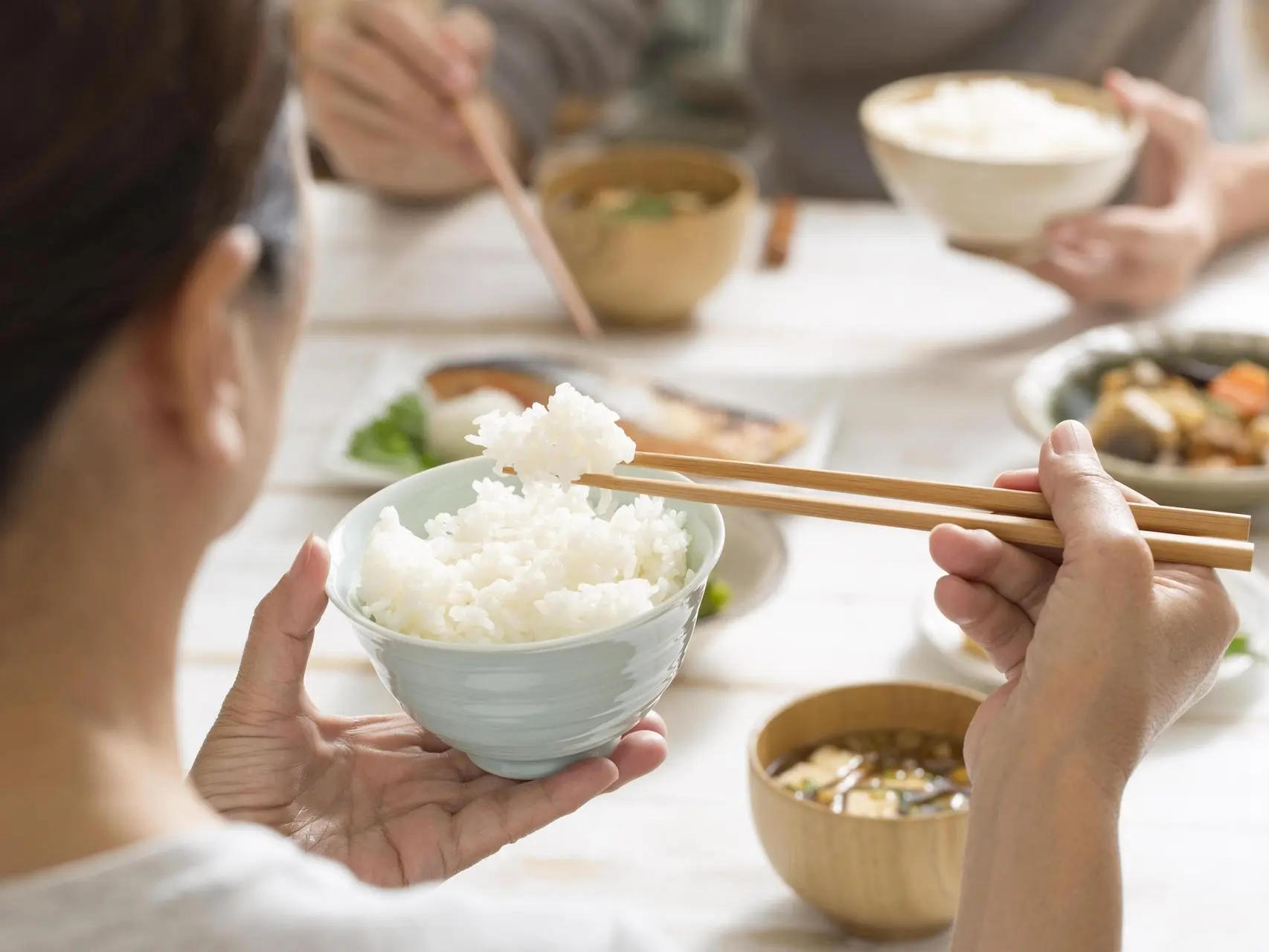 Правило «80% сытости» 🥢

Старая китайская мудрость: «Ешь, пока не наелся на 80%, а не на 100%».

На