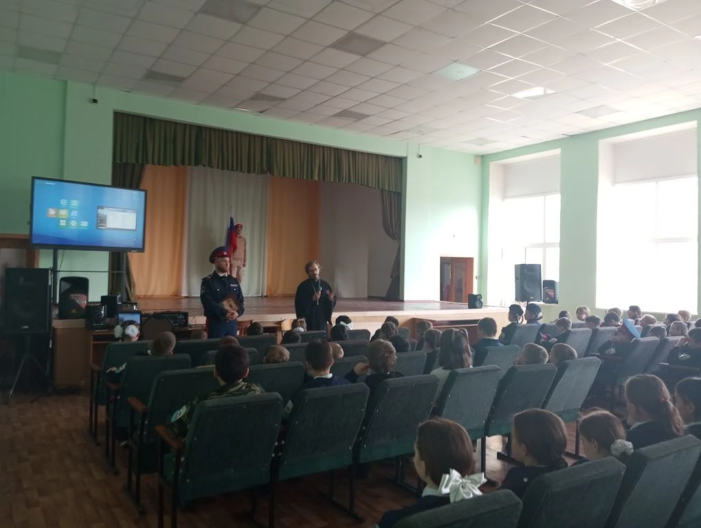 Сегодня в школе в рамках  "Разговоров о важном" состоялась встреча кадетов и юнармейцев с отцом Геор