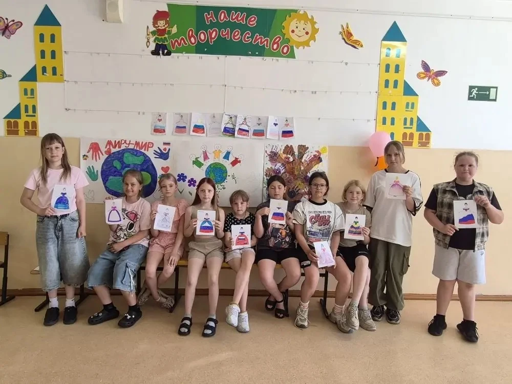 В преддверии Дня России наши ребята на мастер‑классе нарисовали образ девушки‑России — с любовью к т
