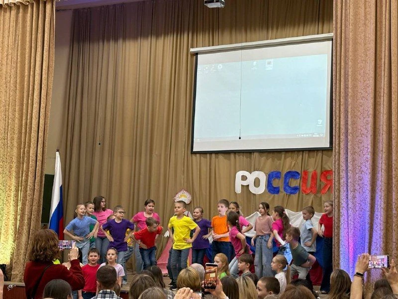 19 февраля в школе прошел благотворительный концерт "Россия - это мы". В концерте приняли участие ро