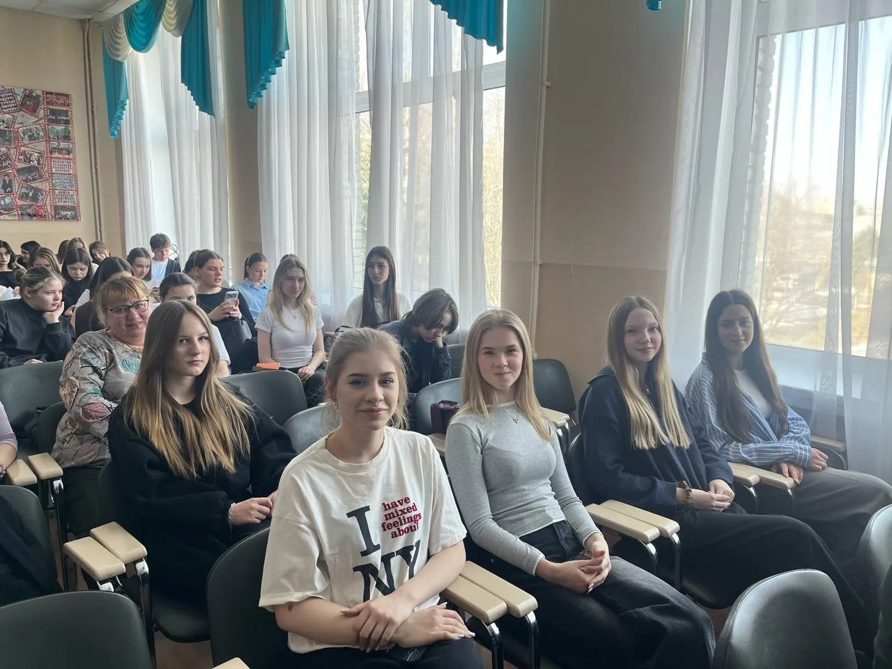 25 марта гуманитарная группа 10Б класса побывала в школе №8 на мероприятии, посвященном Дню театра. 