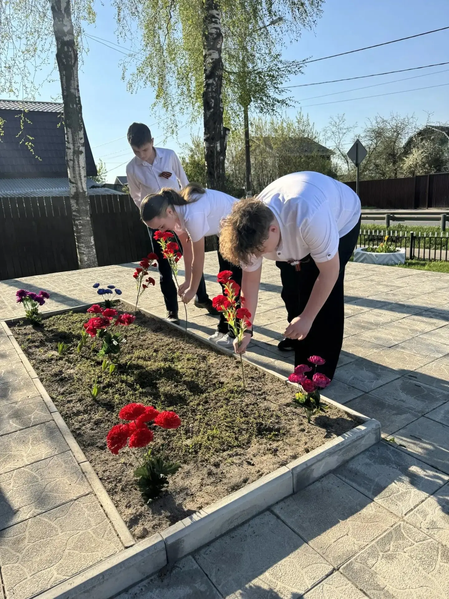 Ученики 7г класса продолжают акцию "Я помню!". Сегодня они убрали и украсили памятник павшим воинам 