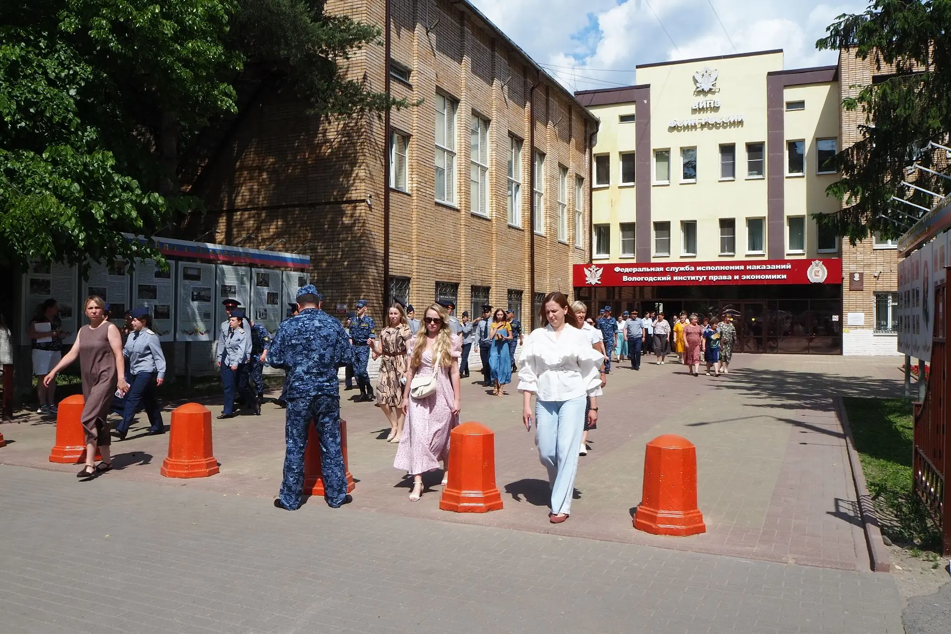 Порядок действий при возникновении пожара отработали в ВИПЭ ФСИН России
 
В Вологодском институте пр