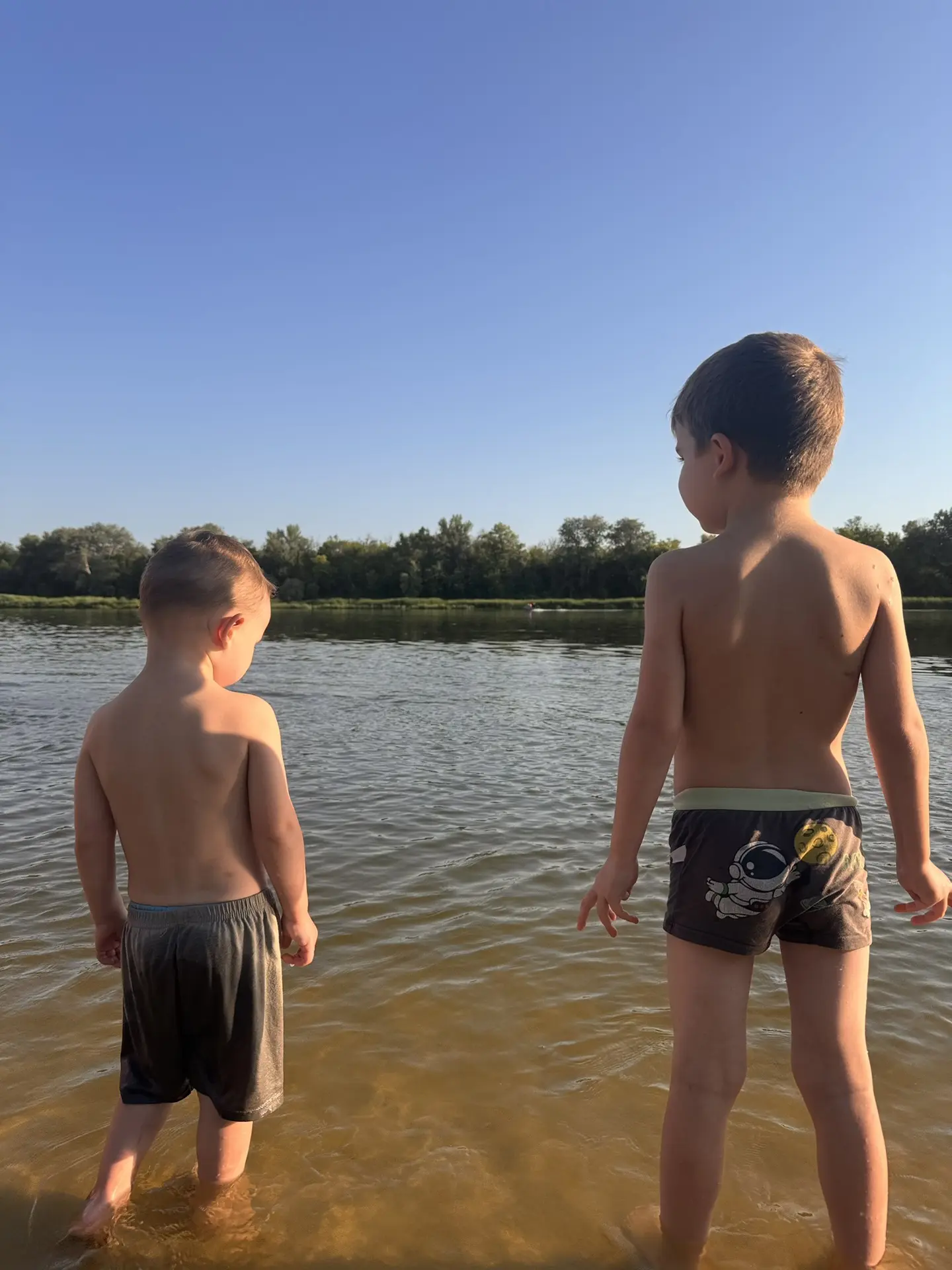 Приветик ❣️

Вчера были на Дону уже вечерком, дети накупались) 
До этого были дожди, холодно (

Но, 