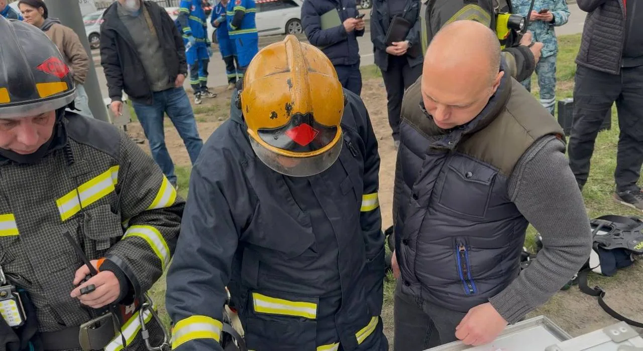 Из-за сильного ветра увеличилась площадь пожаров: пострадали двое спасателей  Сильные порывы ветра п