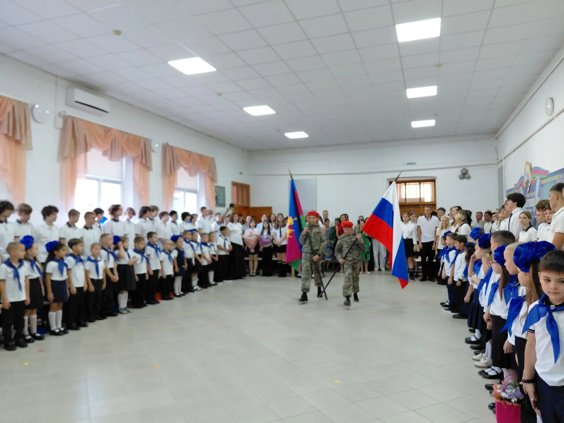 🎉 Сегодня наша школа вновь распахнула двери для учеников! 🍁