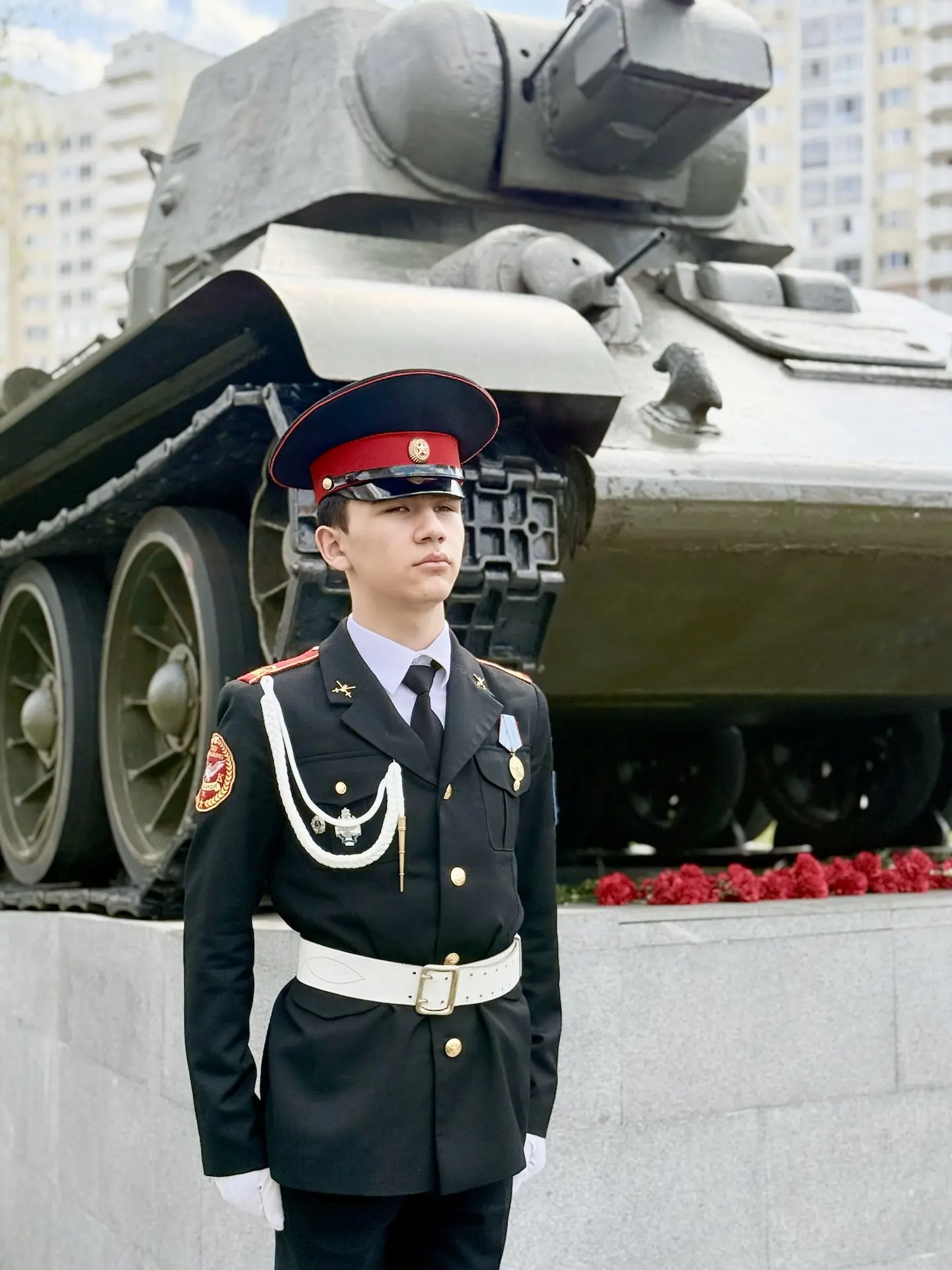 🕯 Красные гвоздики у танка Т-34: память жива  В рамках Всероссийской акции «Красные гвоздики» активи