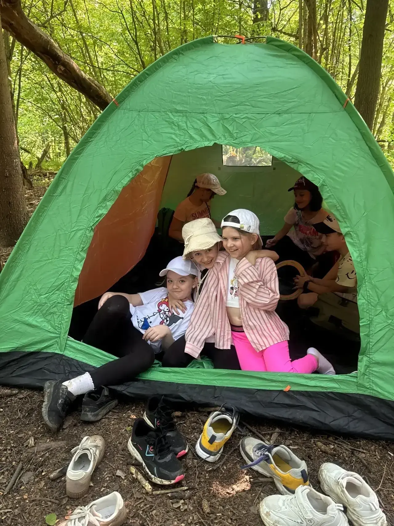 🎒🏕️ Туристический поход 2 «Г»: огонь, отвага и праздничное волшебство   🌲✨ Майским утром ученики 2 «