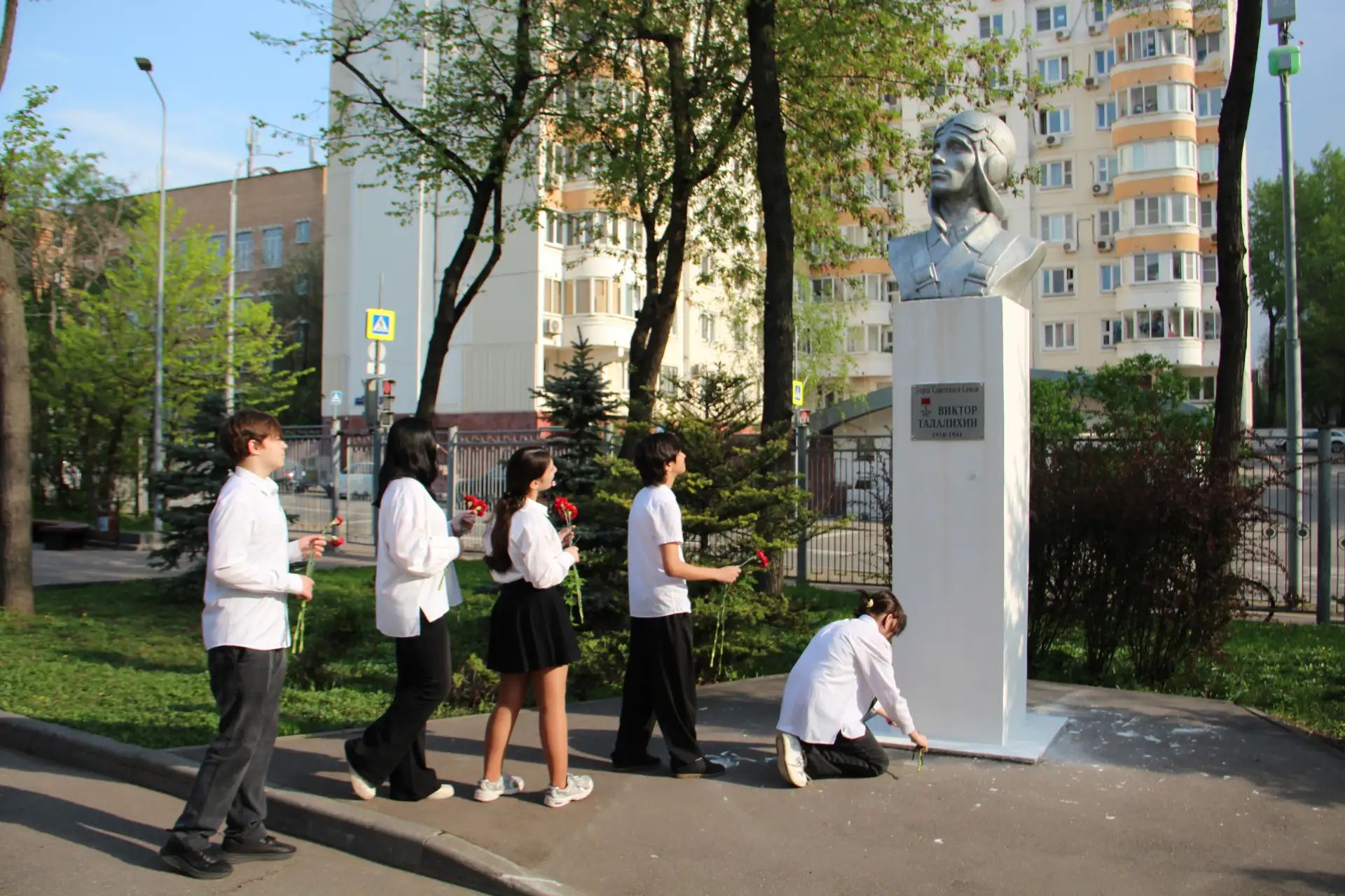 🌺 Акция «КРАСНЫЕ ГВОЗДИКИ»  🎖 Память о подвиге народа живёт всегда в наших сердцах и делах. Ученики 