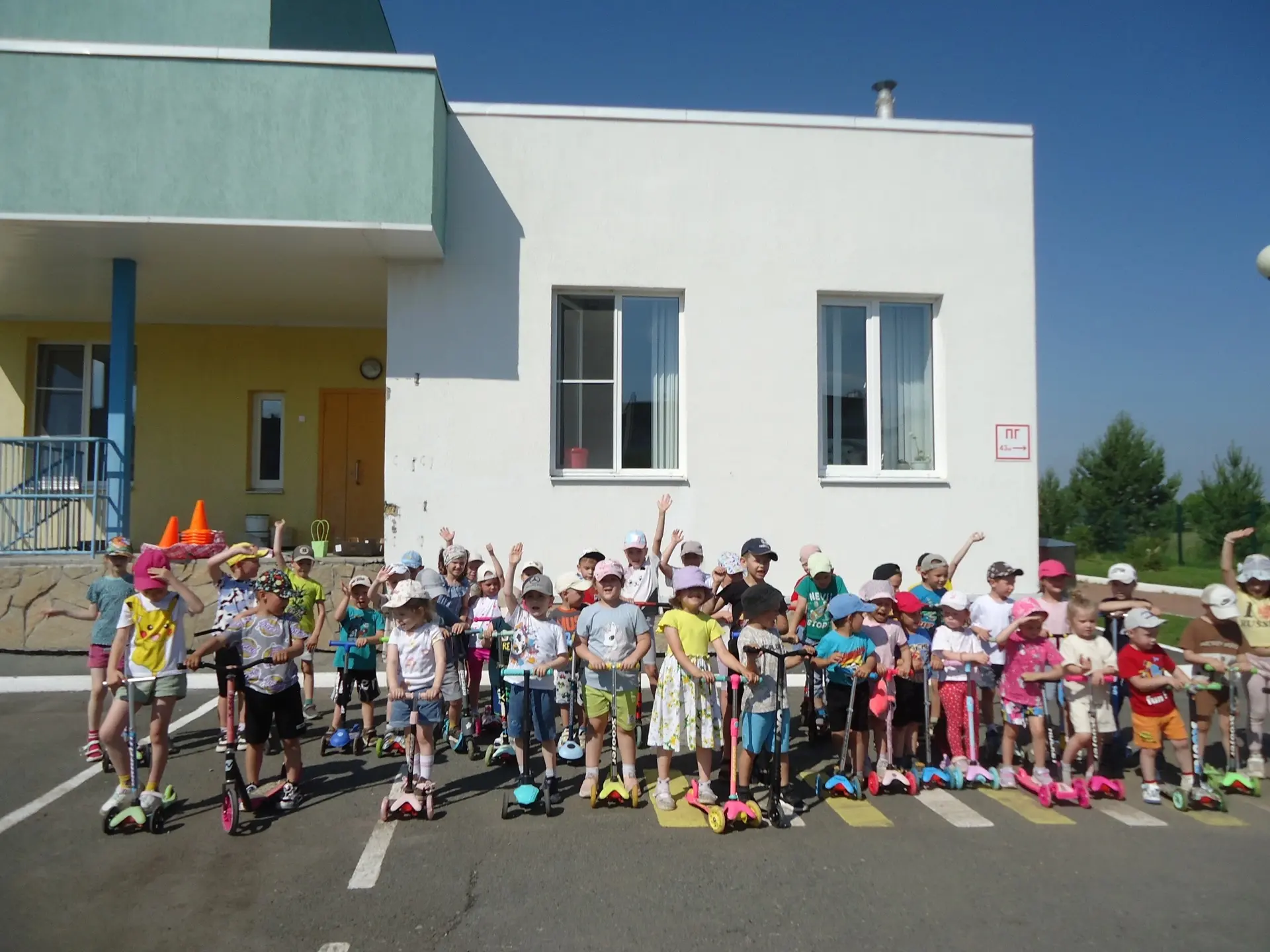 В «Радуге Детства» - прошло спортивное развлечение «Веселый самокат». 
Дети средних и старших групп,