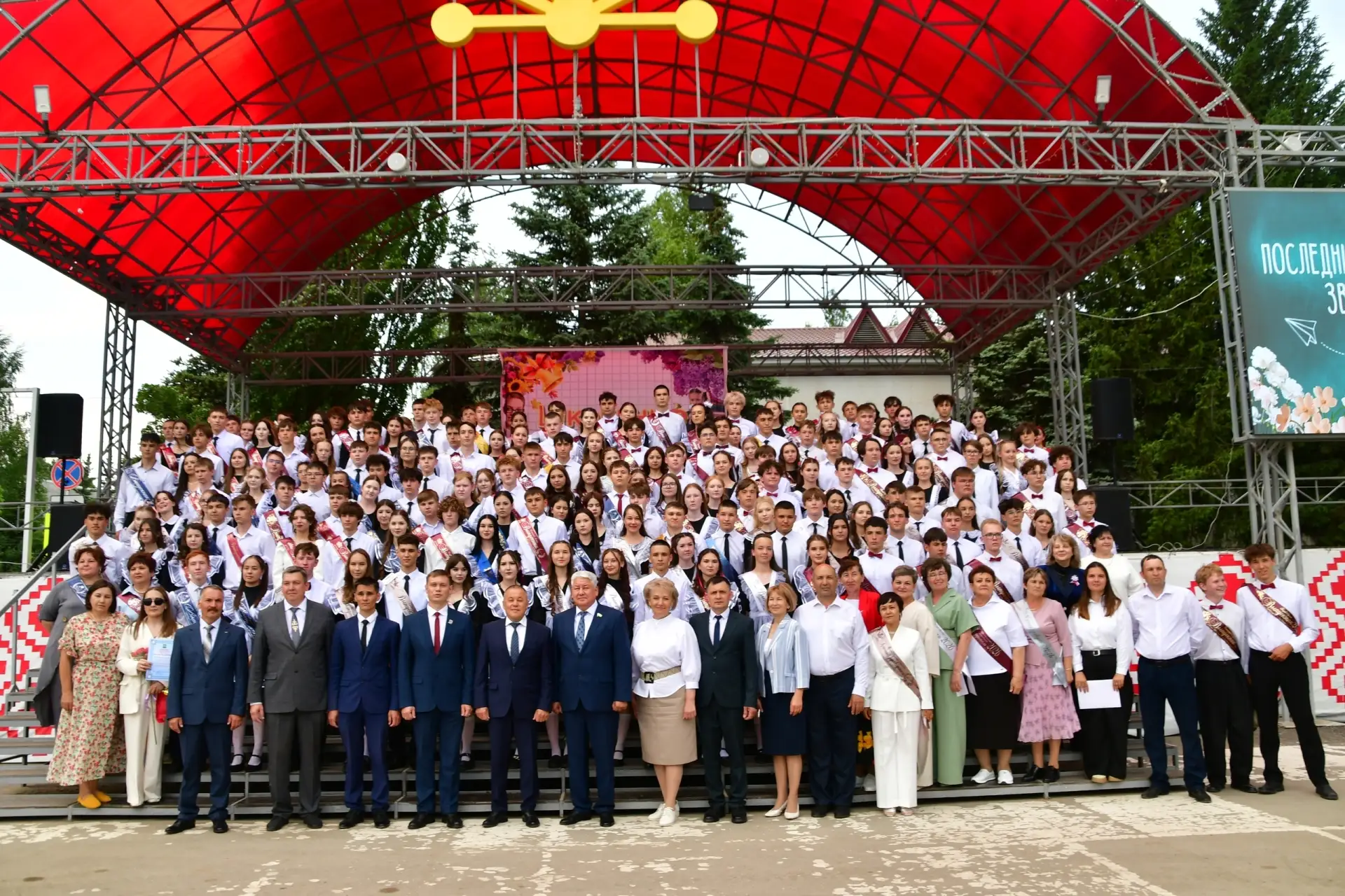 В добрый путь, выпускники!  Белые рубашки, нарядные платья, красные ленты, банты и шарики… Сегодня т