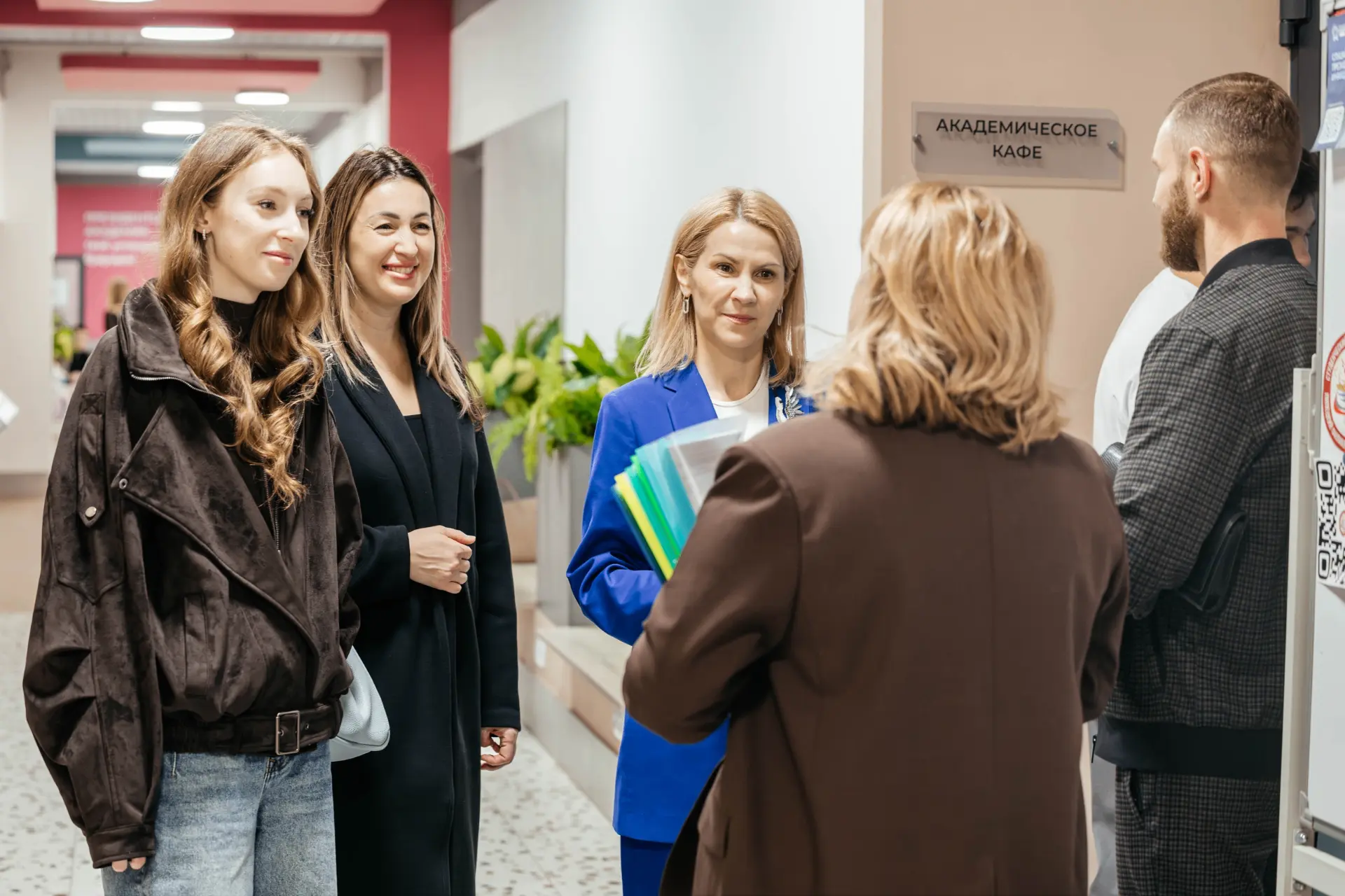 🎓 Знакомство, с которого начинается целый путь 

❓ Поступление начинается с вопросов: где предстоит