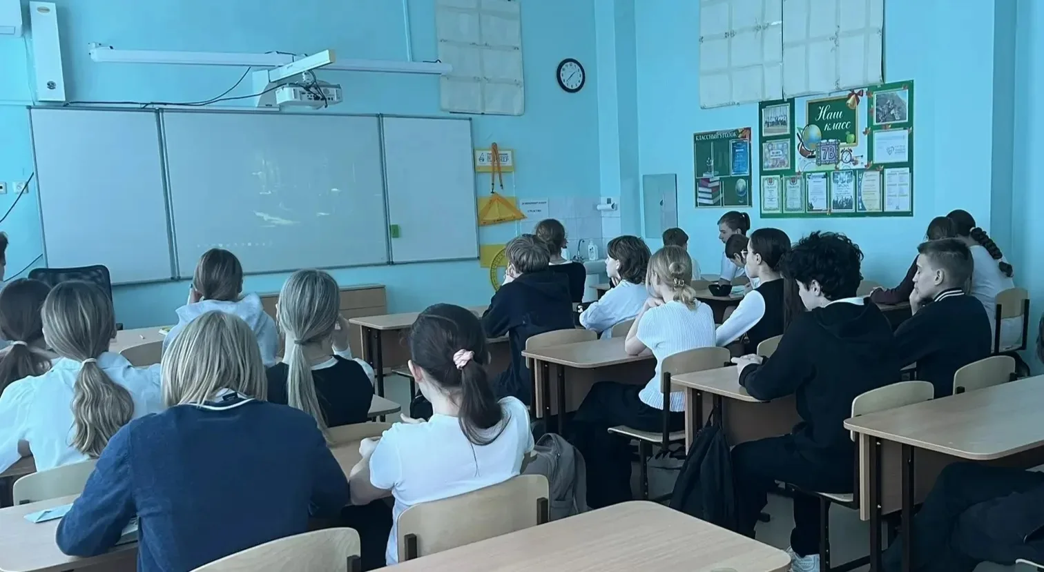 КИНОУРОКИ 🎥  Смотреть и помнить: в преддверии 9 Мая в нашей школе проходят особые кинопоказы  До вел