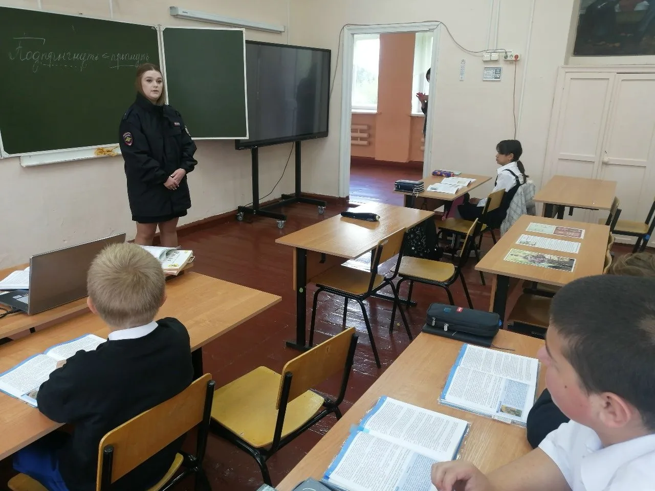 7 сентября в гостях у школьников были сотрудники ГИБДД и полиции. Они напомнили ребятам...