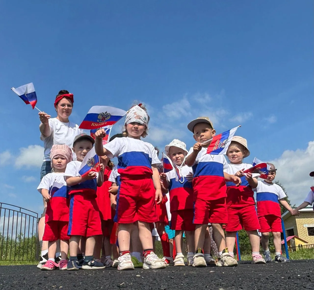 БУДУЩЕЕ РОССИИ - НАШИ ДЕТИ!
Уверенно стоя на земле, под чистым небом Отчизны, с флагом России и веро
