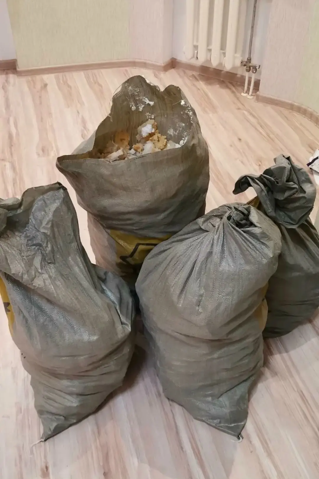 Необходимо вынести мусор.