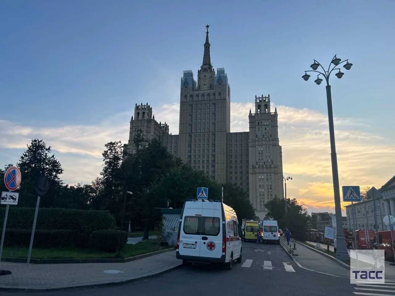 📹 Сотрудники оперативных служб работают на месте взрыва у летнего кафе на Кудринской п...