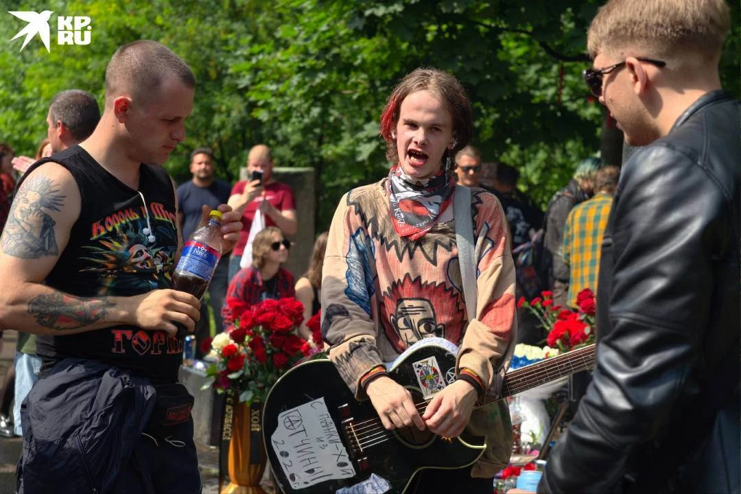 19 июля на Богословском кладбище в Петербурге всегда людно. В этот день сюда приходят ф...