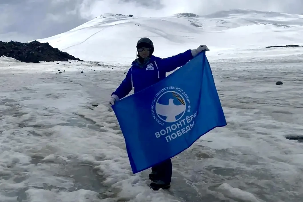 🗻 Команда Волонтёров Победы поднялась на Эльбрус. Высота — 3800 метров над уровнем моря
