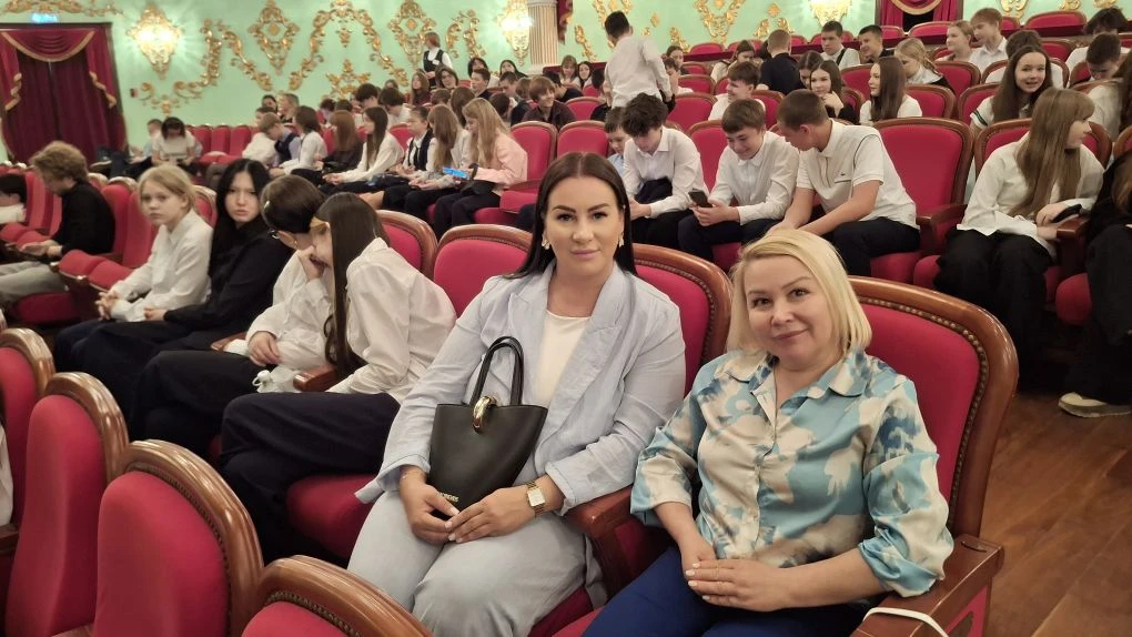 Сегодня для учащихся 32-й школы города Йошкар-Олы был организован День театра. В преддверии 9 мая шк