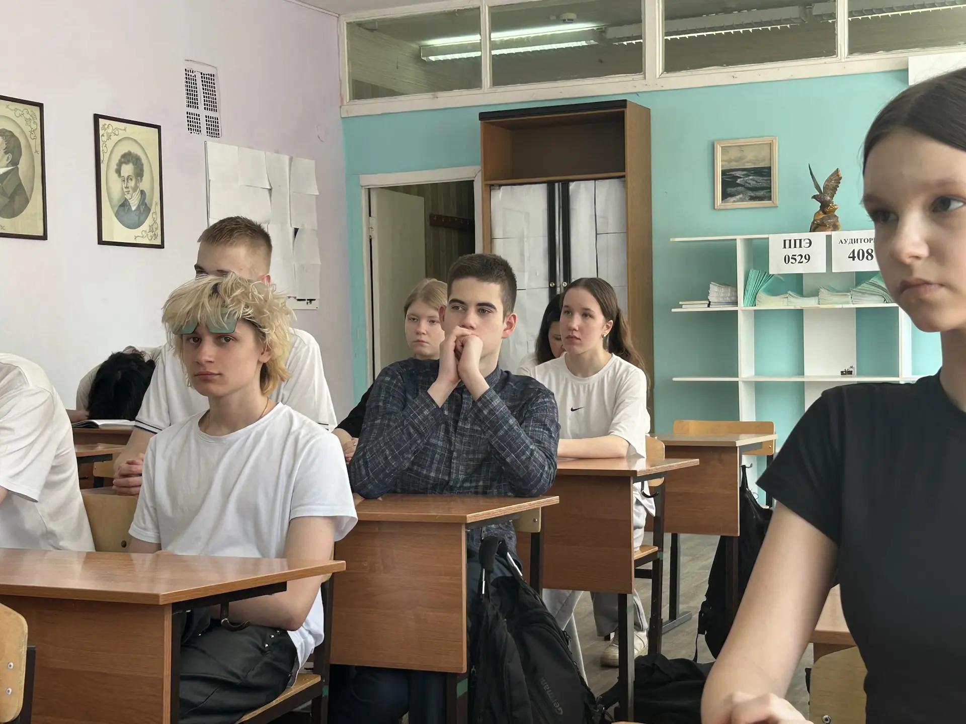 🎬 «Красные ленты»: Погружение в историю и память у учеников 7-9 классов 🎬  Сегодня, 12 мая, в преддв