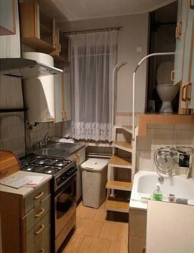 Россиян все меньше привлекает жарить котлеты у кровати.

Доля студий в российских новостройках за го