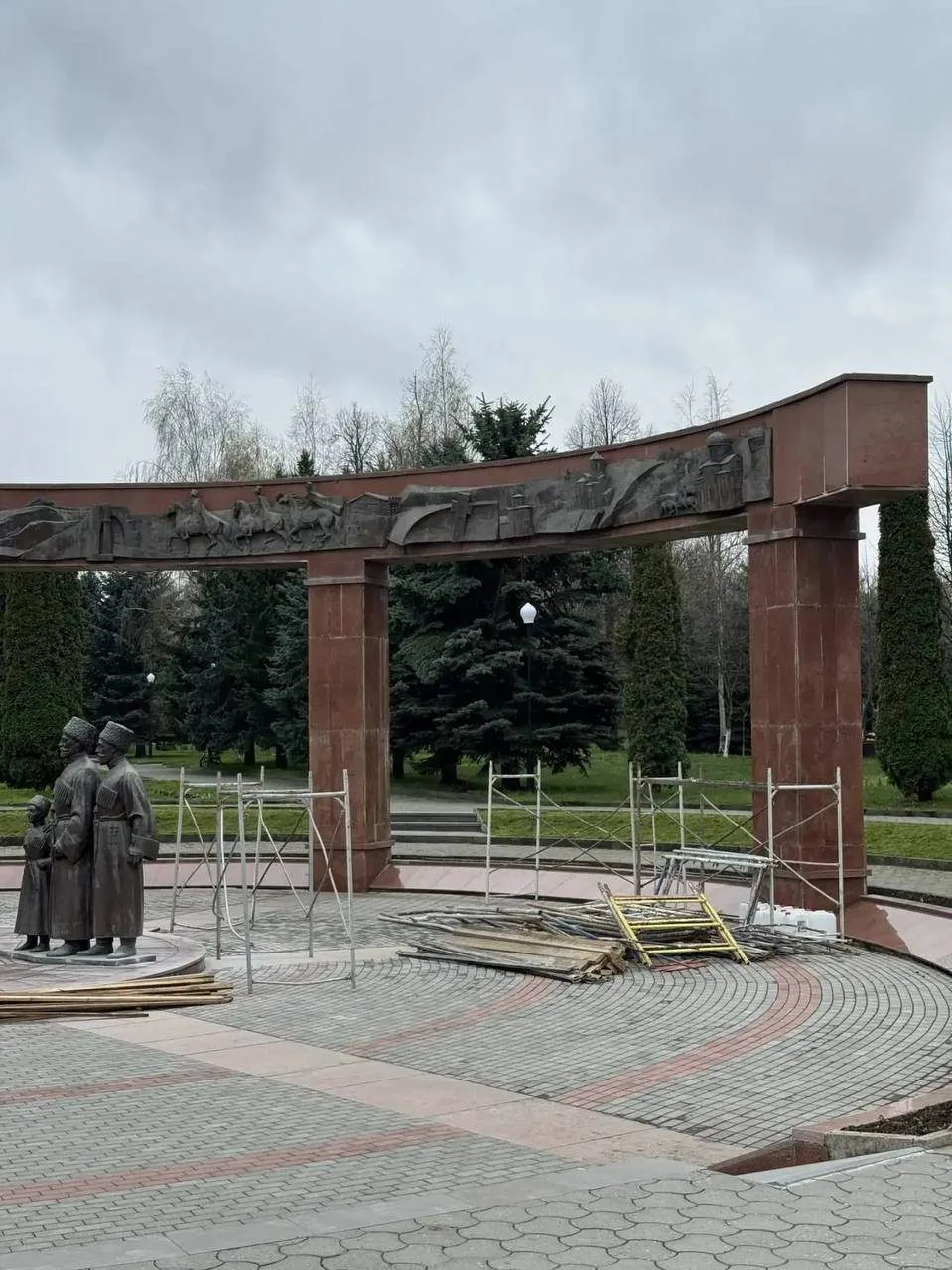Началась реставрация скульптурной группы «Послы у императрицы» на Мемориале Славы  Планируется укреп