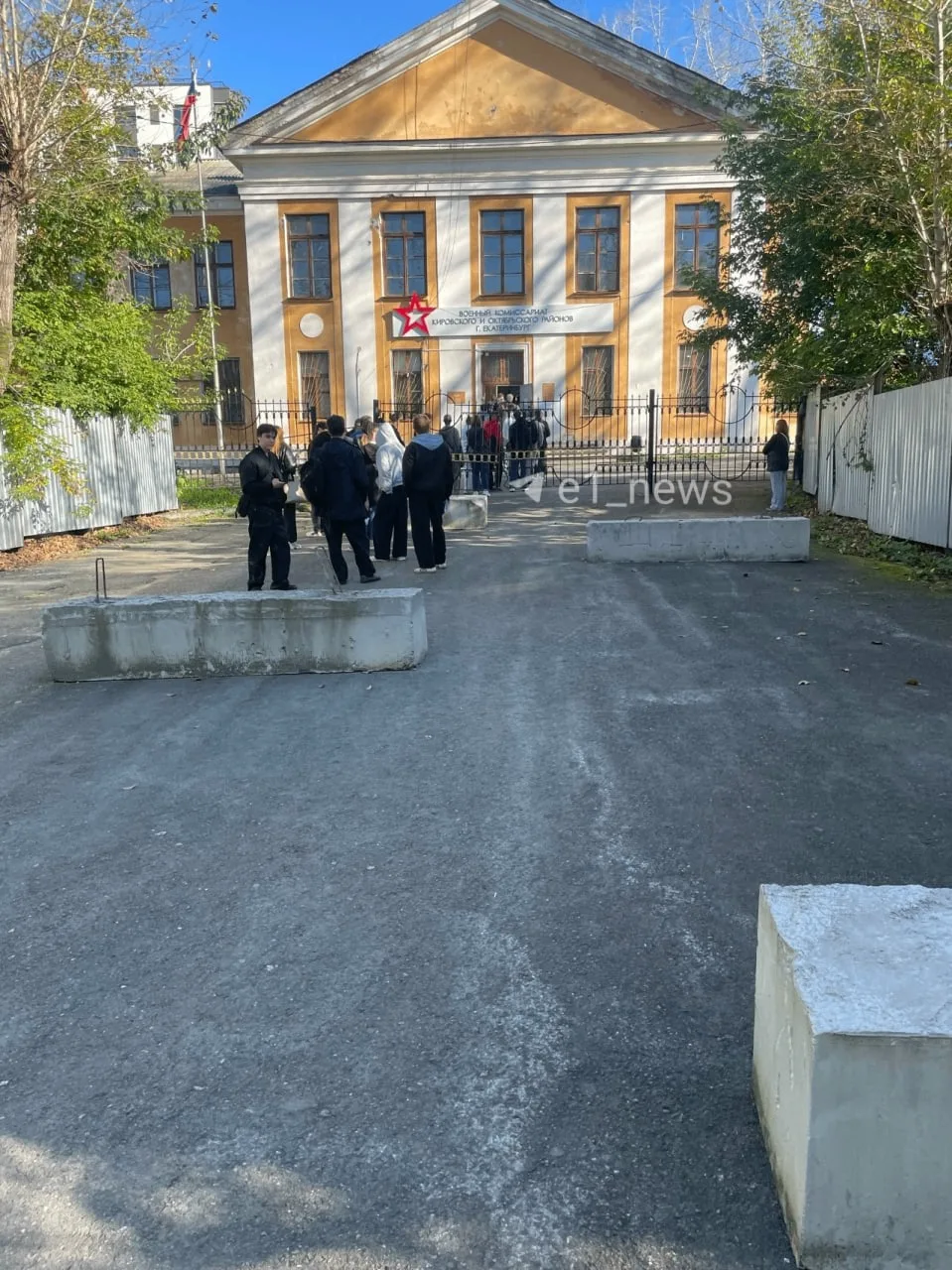 Вот такую очередь заметили у Кировского военкомата.