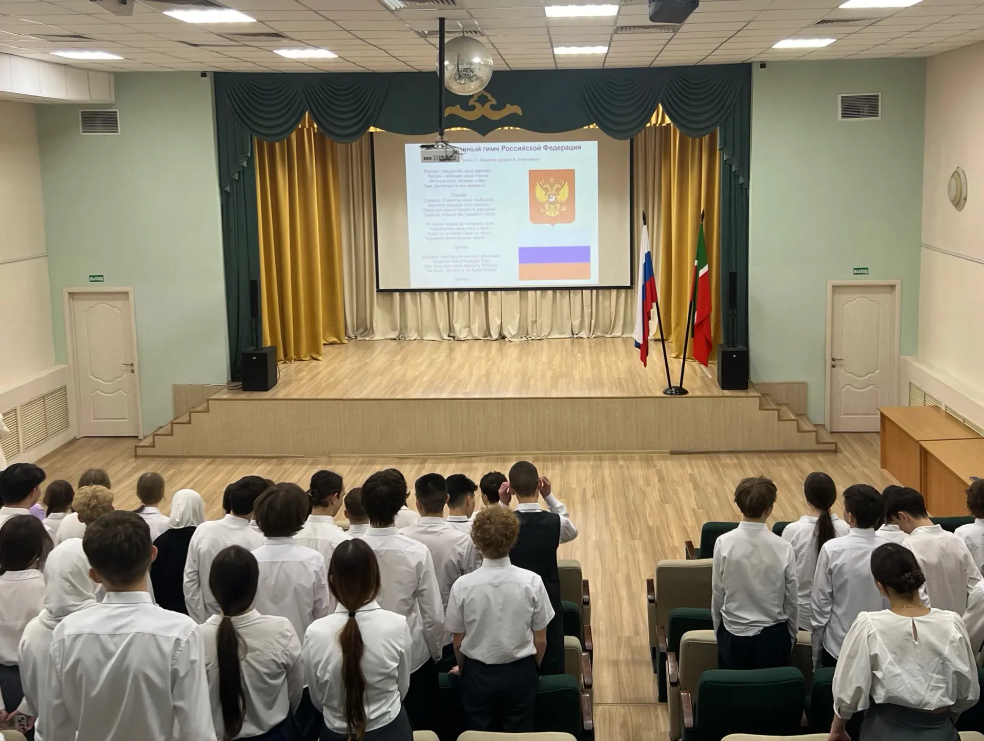 🎗️Бөек Җиңүнең 81 еллыгы алдыннан безнең гимназиядә 8 нче сыйныф укучылары өчен линейка үтте. Укучыл