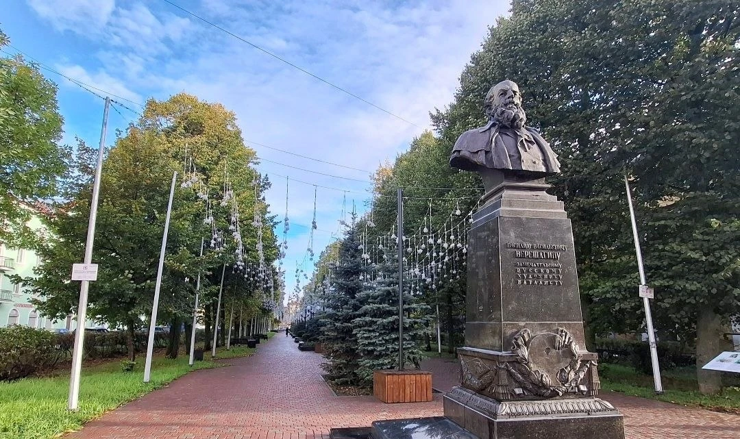 Высохшие ели заменили в сквере Верещагина в Череповце.