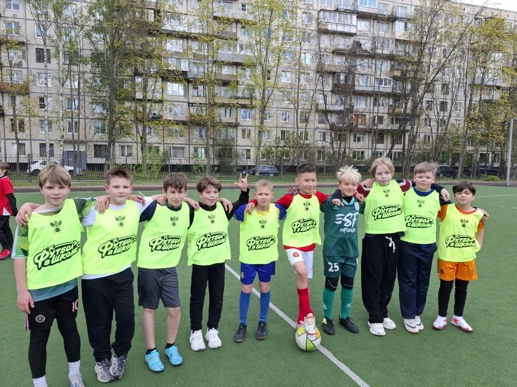 ✨Мельник Кирилл, ученик 4б класса, в турнире по футболу⚽ среди образовательных учреждений Калининско