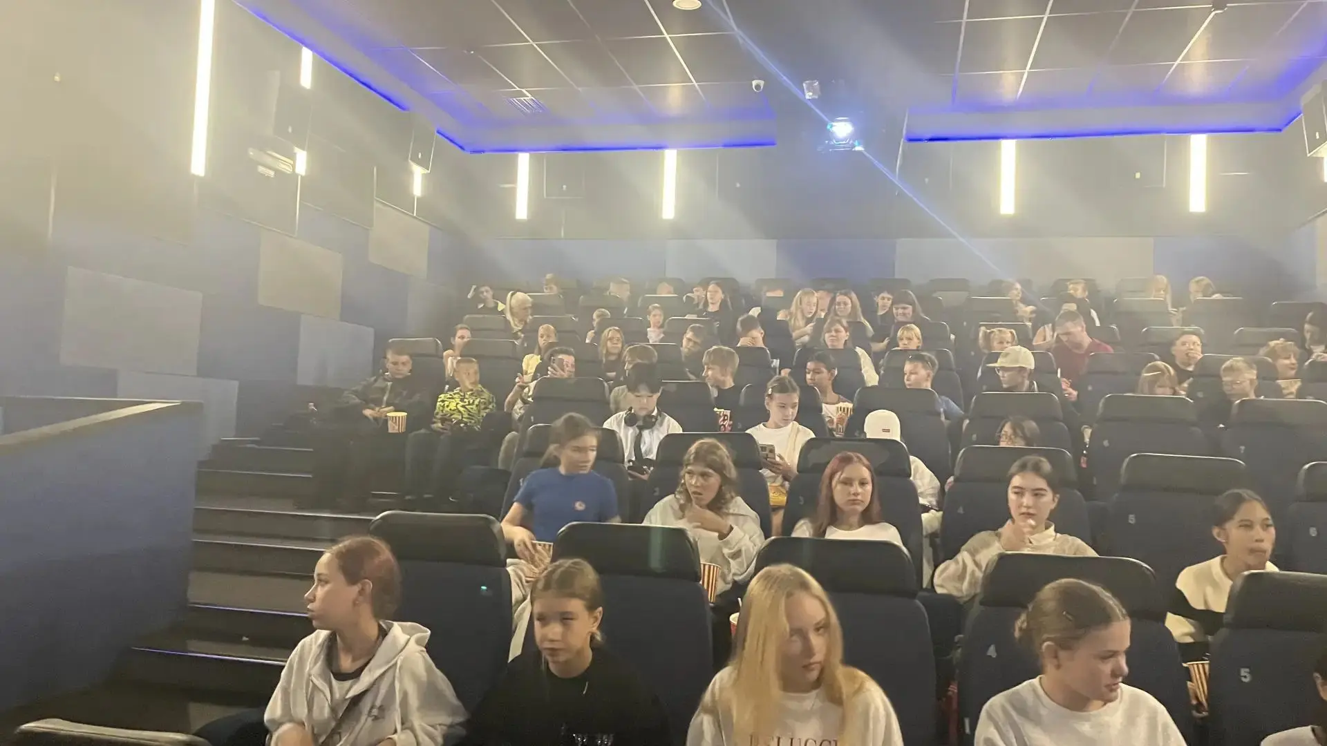 7а, 7г, 6б,  организовано посетили  к/т Шахтёр. Фильм "Моана" - это добрые эмоции и зах...