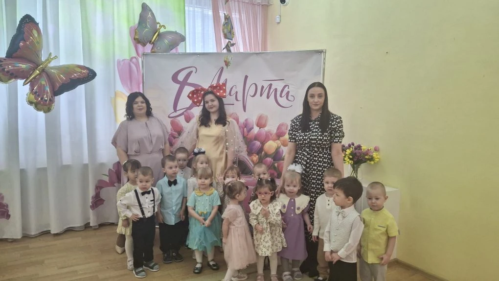 День весенний, солнечный и он стал сегодня особенно теплым.