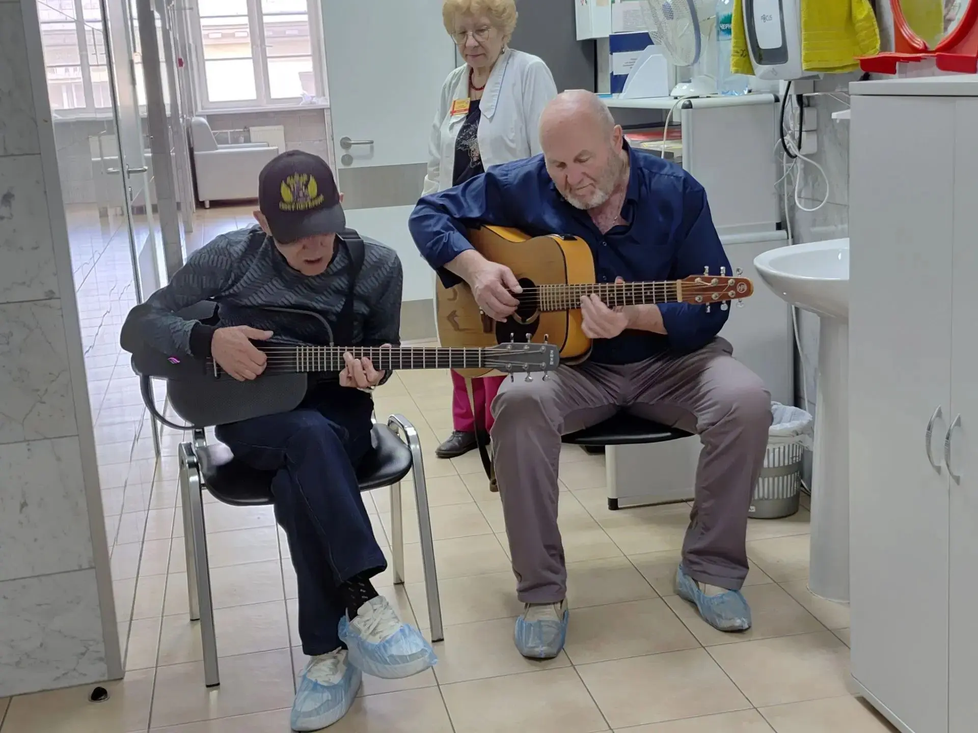 Сегодня в Хосписе снова звучит музыка. Прекрасный дуэт "Опять двойка" исполнили не только всем извес