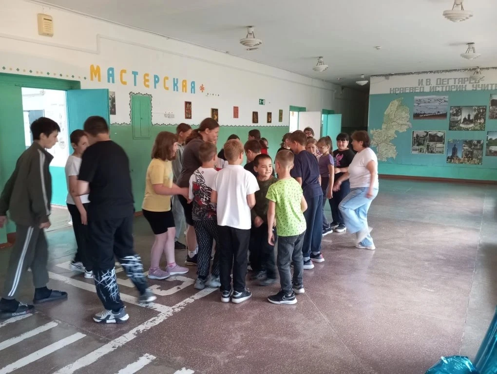 С Днём России! Как мы отметили праздник в нашем лагере 🇷🇺

В нашем школьном лагере царила по-насто