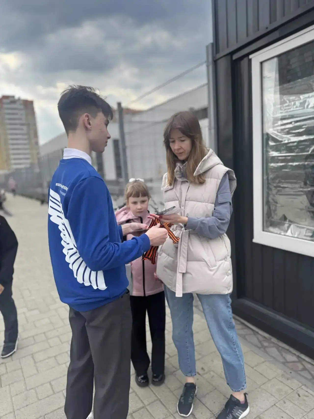 АКЦИЯ «ГЕОРГИЕВСКАЯ ЛЕНТА»  В нашей школе прошла патриотическая акция «Георгиевская ленточка», посвя