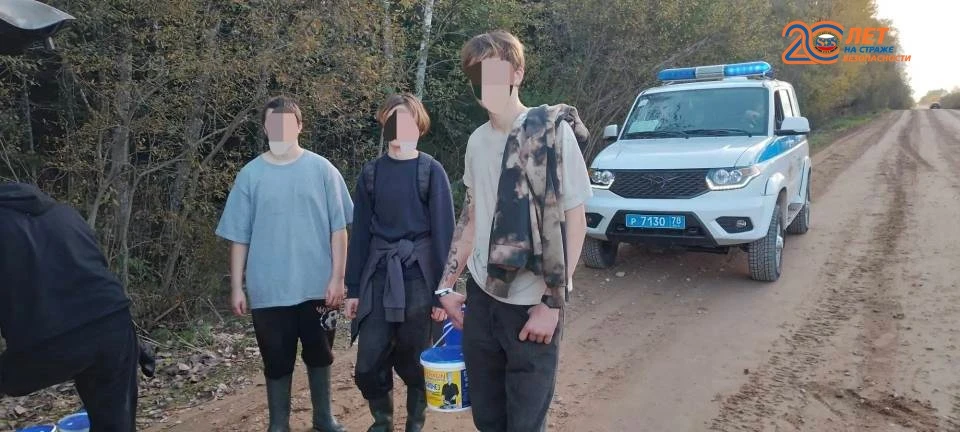Спасатели вывели подростков из леса