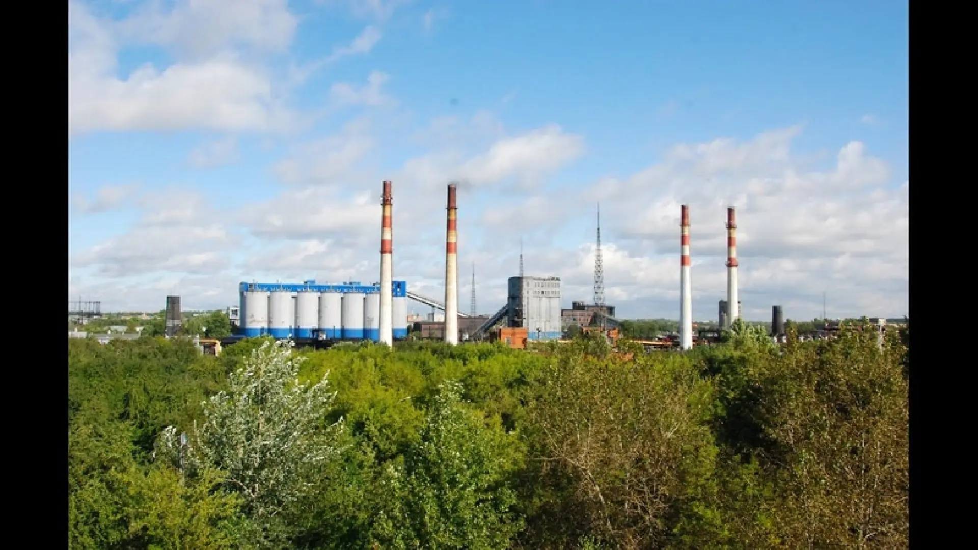 Жители юга Москвы снова жалуются на неприятный запах от завода «Москокс». Люди сообщают...