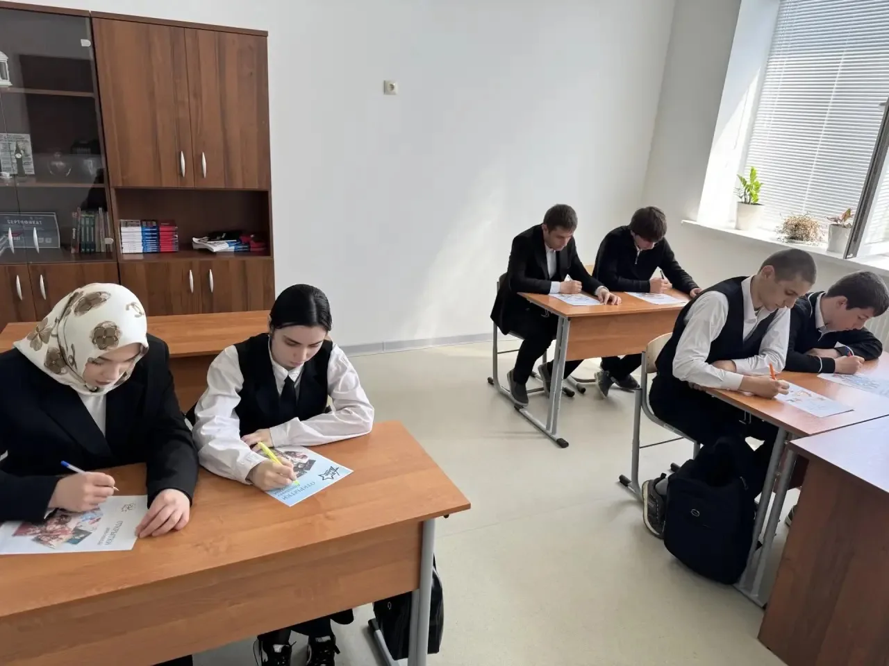 💌 В 10 классе прошло трогательное и значимое мероприятие — «Фронтовое письмо», организованное классн